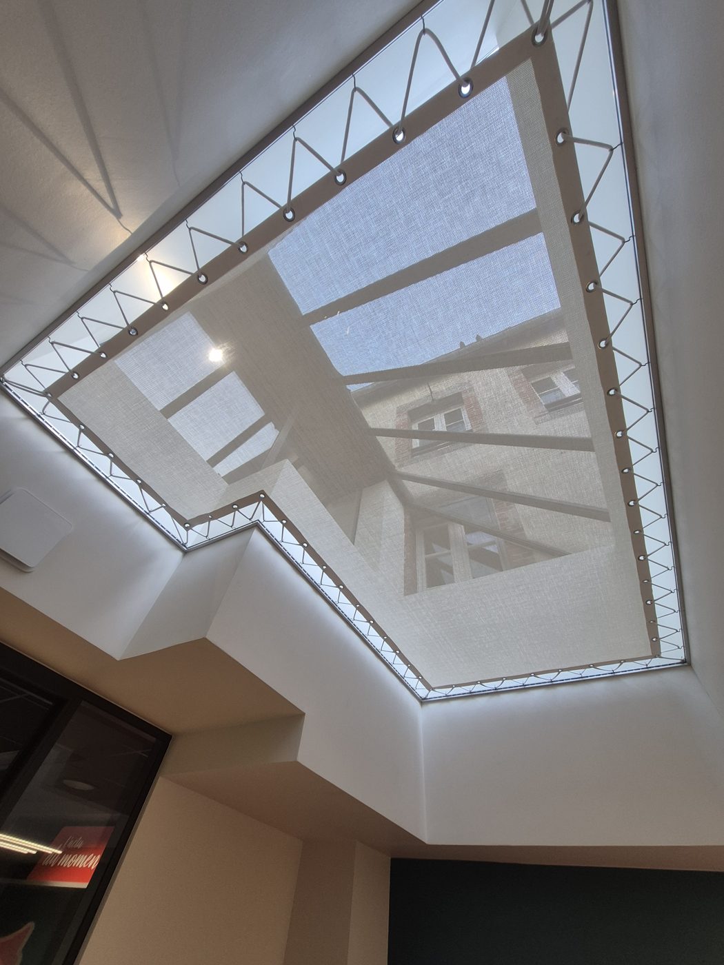 Plafond tendu Barrisol posé dans un salon